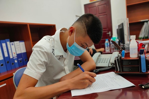 Cái gật đầu của người vợ xa quê hồi sinh sự sống cho bệnh nhi 11 tuổi - Anh 1