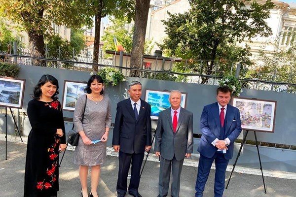Triển lãm ảnh giới thiệu hình ảnh đất nước, văn hoá và con người Việt Nam tại Rumani - Anh 1