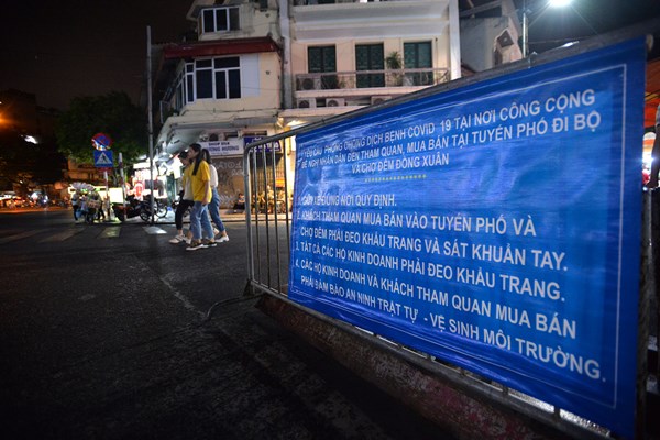 Phố đi bộ Bờ hồ Hoàn Kiếm hoạt động trở lại - Anh 12