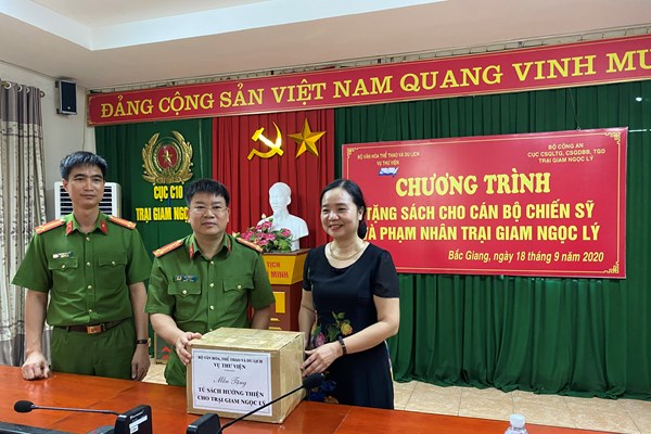 Phát triển tủ sách dành cho cán bộ chiến sĩ và “Tủ sách hướng thiện” cho các phạm nhân tại Trại giam Ngọc Lý - Anh 1