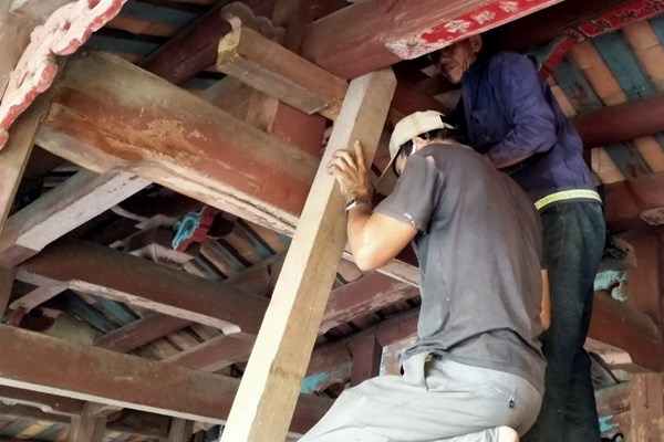 Hội An chống đỡ các di tích trong khu phố cổ trước mùa mưa bão - Anh 1