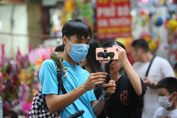 Hà Nội: Phố hàng Mã nhộn nhịp trước Tết Trung Thu - Anh 8
