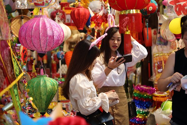 Hà Nội: Phố hàng Mã nhộn nhịp trước Tết Trung Thu - Anh 9