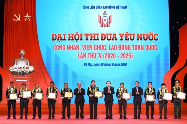 Tôn vinh 10 công nhân, viên chức tiêu biểu tại Đại hội Thi đua yêu nước - Anh 1
