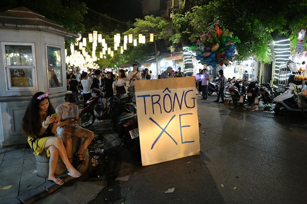 "Phố đèn lồng" rực rỡ- lung linh, điểm check in mới của giới trẻ Hà thành - ảnh 1