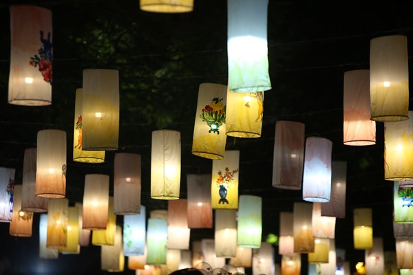 "Phố đèn lồng" rực rỡ- lung linh, điểm check in mới của giới trẻ Hà thành - ảnh 10