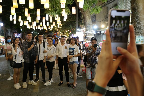 "Phố đèn lồng" rực rỡ- lung linh, điểm check in mới của giới trẻ Hà thành - ảnh 2
