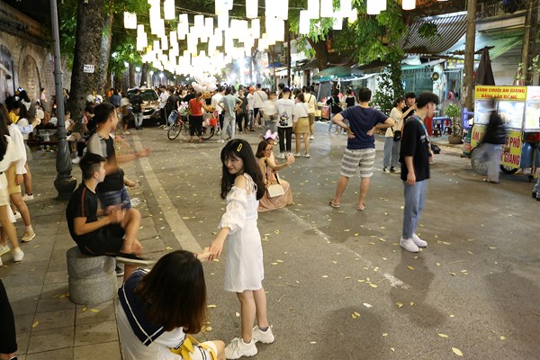 "Phố đèn lồng" rực rỡ- lung linh, điểm check in mới của giới trẻ Hà thành - ảnh 3