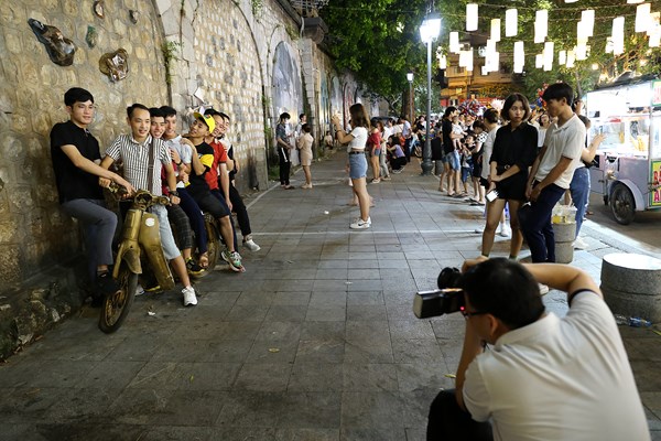 "Phố đèn lồng" rực rỡ- lung linh, điểm check in mới của giới trẻ Hà thành - ảnh 5