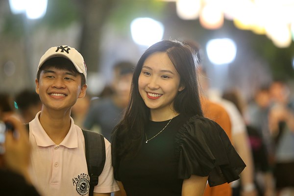 "Phố đèn lồng" rực rỡ- lung linh, điểm check in mới của giới trẻ Hà thành - ảnh 7