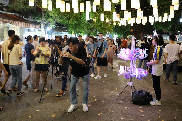 "Phố đèn lồng" rực rỡ- lung linh, điểm check in mới của giới trẻ Hà thành - ảnh 8