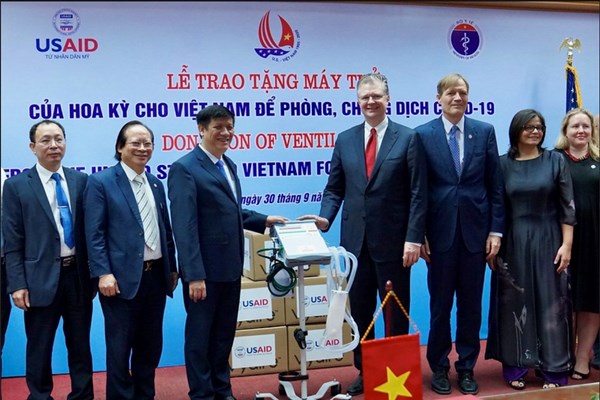 Hoa Kỳ trao tặng máy thở cho Việt Nam ứng phó dịch Covid-19 - Anh 1