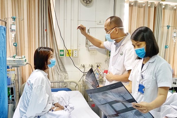 Cô gái suýt hoại tử mũi, mù mắt sau khi tiêm filler tại spa - Anh 1