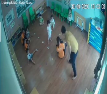 Phụ huynh tát vào mặt bé 2 tuổi hiện chưa về địa phương - Anh 1