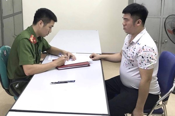 Người đánh bé gái 2 tuổi đã trình diện công an - Anh 1
