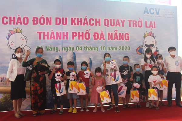 Đà Nẵng: Đón đoàn du khách đầu tiên sau dịch Covid-19 - Anh 1