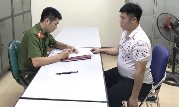 Người tát bé gái 2 tuổi trong lớp mầm non ra trình diện công an - Anh 1