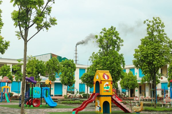 Xung quanh Trường mầm non xã Hữu Bằng (Thạch Thất - Hà Nội): Bị những ống khỏi bủa vây, thải ra mùi khét lẹt... - Anh 2