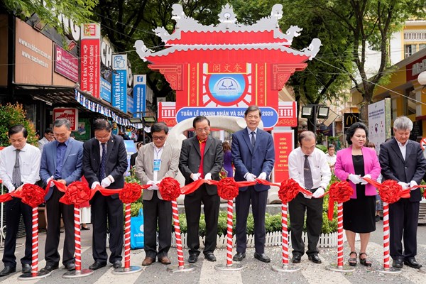 Đồng hành cùng “Tuần lễ Doanh nhân và Sách 2020”, Vietjet chung tay lan tỏa giá trị của sách đến cộng đồng - Anh 2