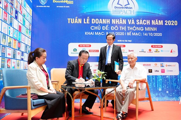 Đồng hành cùng “Tuần lễ Doanh nhân và Sách 2020”, Vietjet chung tay lan tỏa giá trị của sách đến cộng đồng - Anh 3