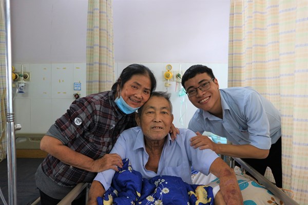 Cứu được đôi chân lành lặn nhờ “đúng thầy, đúng thuốc” - Anh 1