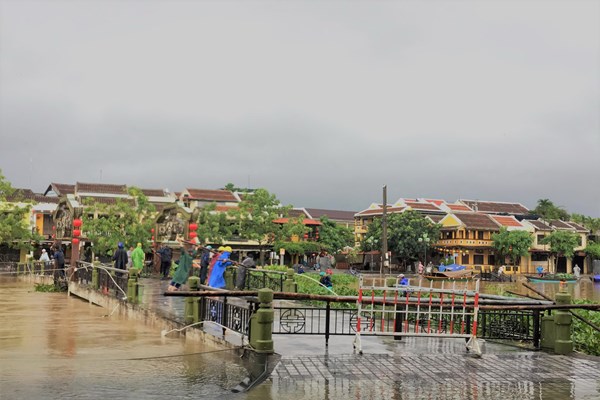 Phố cổ Hội An “gồng mình” bảo vệ di sản - Anh 1