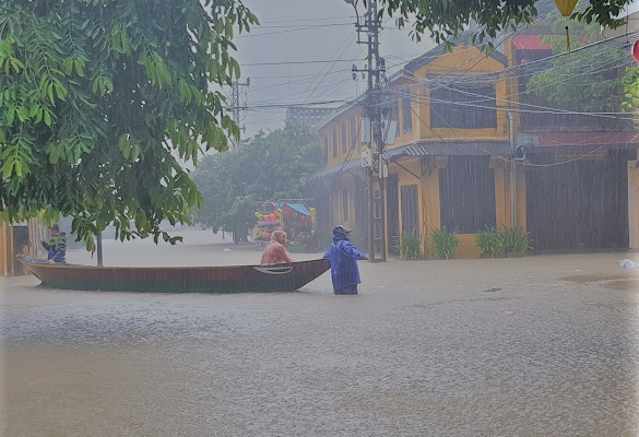 Phố cổ Hội An “gồng mình” bảo vệ di sản - Anh 2