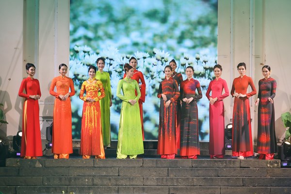 Sắc hoa trong lễ hội áo dài - Anh 1