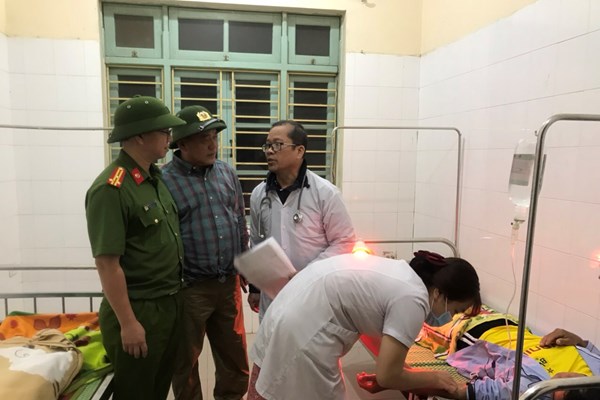 Tiếp cận và đưa 5 công nhân bị thương ở thủy điện Rào Trăng 4 đến bệnh viện - Anh 2