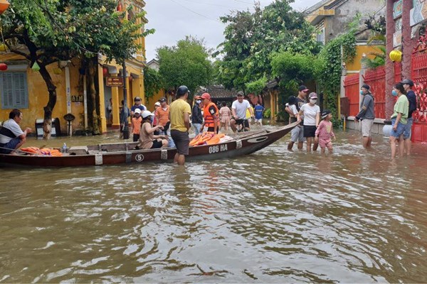 Không nên dùng thuyền đưa du khách tham quan phố cổ - Anh 1