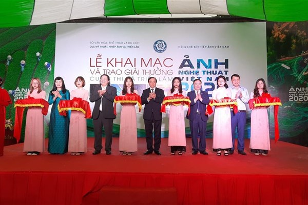 Triển lãm Ảnh nghệ thuật Việt Nam 2020: Chứa đựng những “phi thường” về cuộc sống - Anh 1
