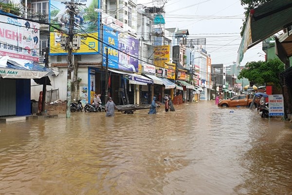 Áp thấp nhiệt đới đi vào miền Trung, Quảng Nam mưa to, dự báo lũ lớn trên các sông - Anh 2
