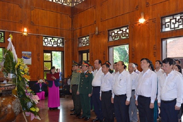 Thủ tướng dâng hoa, dâng hương tại Khu Di tích Quốc gia đặc biệt Kim Liên - Anh 1