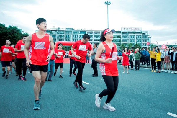 Khai mạc cuộc chạy tiếp sức “Lên cùng Việt Nam” gây quỹ ủng hộ người lao động - Anh 4