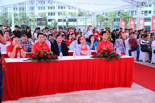 Khai mạc cuộc chạy tiếp sức “Lên cùng Việt Nam” gây quỹ ủng hộ người lao động - Anh 2