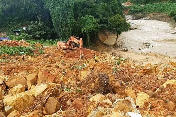 Vụ sạt lở ở thủy điện Rào Trăng 3: Việc tìm kiếm các nạn nhân gặp khó khăn do thời tiết xấu - Anh 1