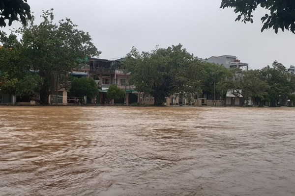 Thừa Thiên Huế: Nước sông dâng nhanh, nhiều vùng lại chìm trong lũ - Anh 1