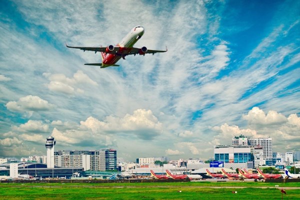 Chắp cánh yêu thương, Vietjet miễn phí vận chuyển hàng hóa cứu trợ tới vùng lũ miền Trung, tặng vé cho cán bộ đến vùng lũ - Anh 4