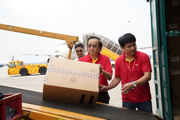 Chắp cánh yêu thương, Vietjet miễn phí vận chuyển hàng hóa cứu trợ tới vùng lũ miền Trung, tặng vé cho cán bộ đến vùng lũ - Anh 2