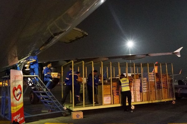 Chắp cánh yêu thương, Vietjet miễn phí vận chuyển hàng hóa cứu trợ tới vùng lũ miền Trung, tặng vé cho cán bộ đến vùng lũ - Anh 3