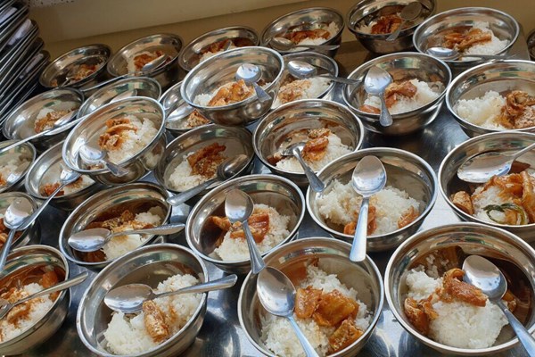 Làm rõ dấu hiệu “bớt xén” suất ăn của học sinh - Anh 1
