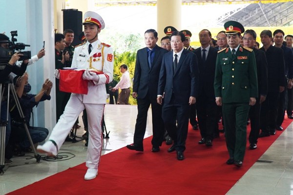 Tiễn các anh​​​​​​​ về với đất mẹ - Anh 1