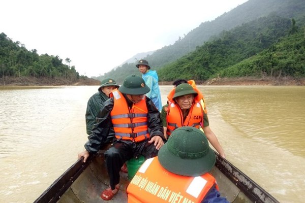 Vụ sạt lở ở Thuỷ điện Rào Trăng 3: Hơn 60 người đang khẩn trương tìm kiếm tại chỗ - Anh 1