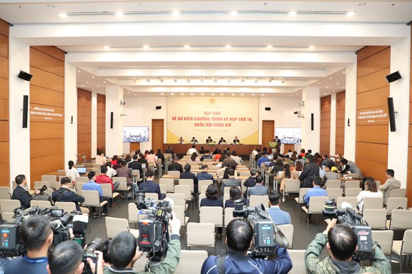 Quốc hội chia sẻ với những khó khăn, mất mát của đồng bào miền Trung - Anh 3