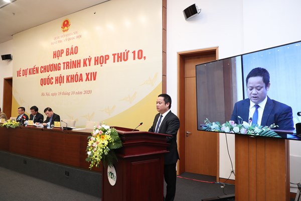 Quốc hội chia sẻ với những khó khăn, mất mát của đồng bào miền Trung - Anh 2