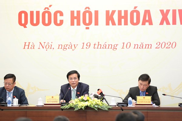 Quốc hội chia sẻ với những khó khăn, mất mát của đồng bào miền Trung - Anh 1