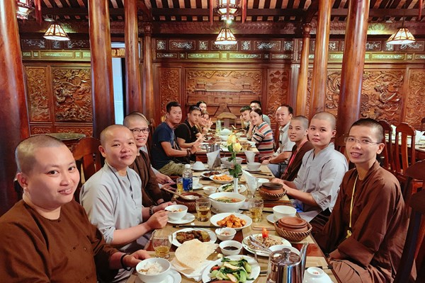 Huế: Nhiều cơ sở lưu trú, nhà hàng hỗ trợ miễn phí các đoàn đi cứu trợ vùng lũ - Anh 1