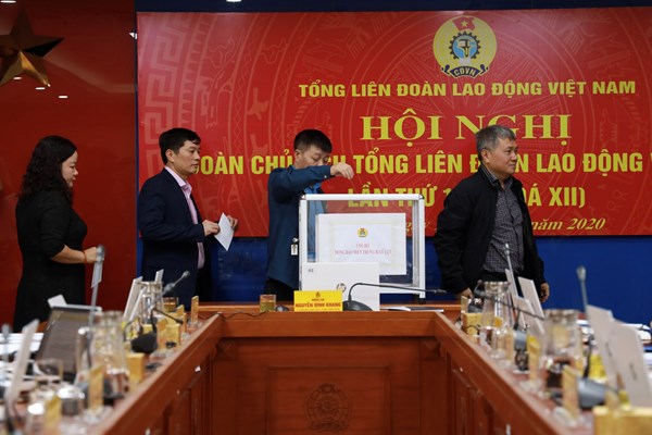 Tổng LĐLĐ Việt Nam kêu gọi ủng hộ đồng bào lũ lụt ở miền Trung - Anh 1