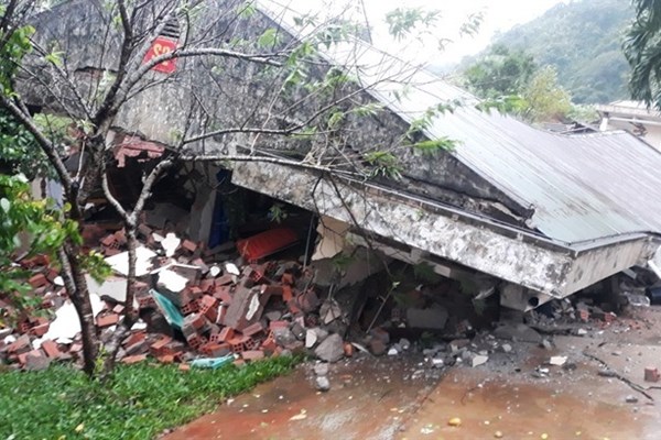 Mưa lớn Quảng Bình sụp lở QL12, Hà Tĩnh sập lở hàng trăm mét đê kè - Anh 2