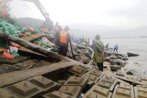 Mưa lớn Quảng Bình sụp lở QL12, Hà Tĩnh sập lở hàng trăm mét đê kè - Anh 4